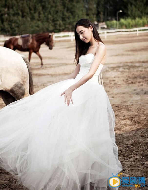 米露古典婚纱写真 米露优雅古典婚纱大片写真