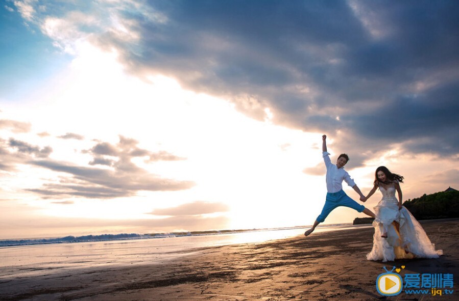 陶昕然何建泽陶昕然结婚照 与何建泽结婚照 婚纱照拍照姿势可谓高难度