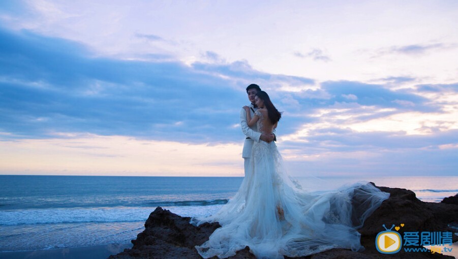 陶昕然何建泽陶昕然结婚照 与何建泽结婚照 婚纱照拍照姿势可谓高难度