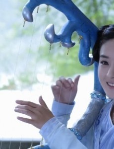 花千骨第36集小骨弹琴时唱的什么诗句？