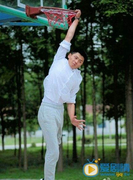 王金武帅气打篮球照 王金武高清写真_王金武高清剧照