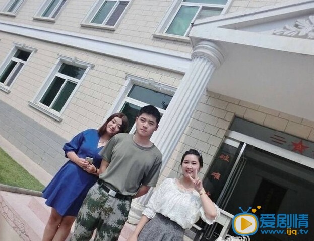 王金武与粉丝合影 王金武高清写真_王金武高清剧照