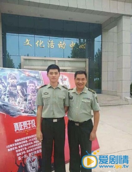 王金武与粉丝合影 王金武高清写真_王金武高清剧照