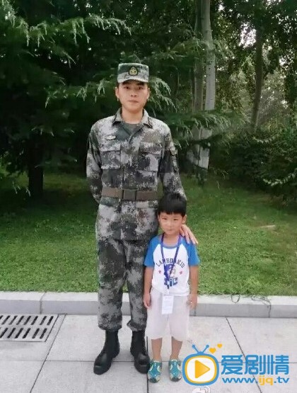 王金武与粉丝合影 王金武高清写真_王金武高清剧照