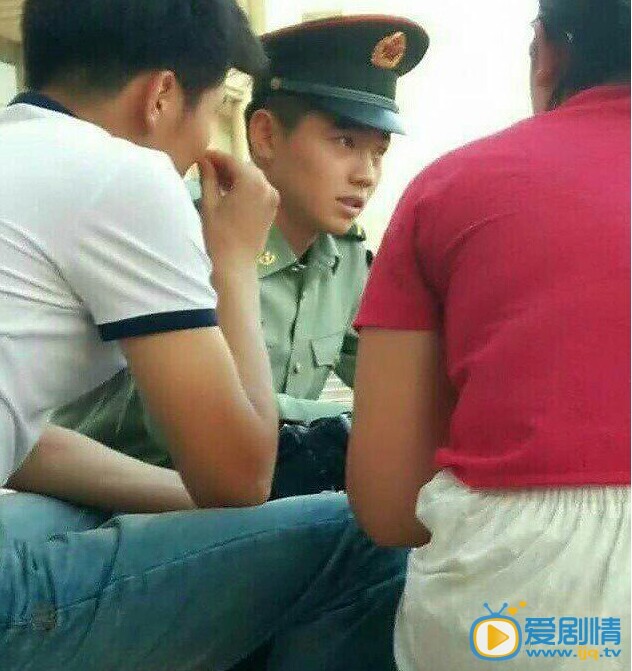 王金武与粉丝合影 王金武高清写真_王金武高清剧照