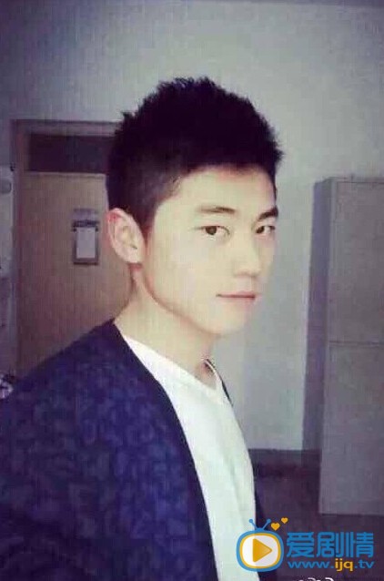 王金武与粉丝合影 王金武高清写真_王金武高清剧照