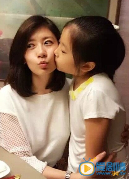 贾静雯和大女儿亲子照 贾静雯高清写真_贾静雯高清剧照