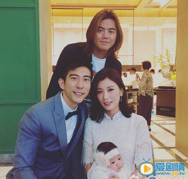 贾静雯和修杰楷为小女儿满月派对 贾静雯高清写真_贾静雯高清剧照