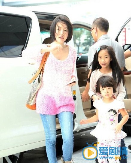 贾静雯和修杰楷为小女儿满月派对 贾静雯高清写真_贾静雯高清剧照