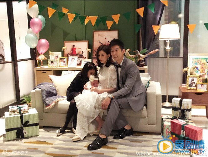贾静雯和修杰楷为小女儿满月派对  贾静雯和修杰楷25日在台北万豪饭店，为女儿举办满月派对，宾客包括高圆圆小S。欧弟老婆怀孕挺大肚照曝光，小女儿起名咘咘”，宴会上，众星到场为小宝贝祝贺。而修杰楷也通过微博晒合影，并对大家表示感谢。照片中，一家四口看上去非常的幸福。