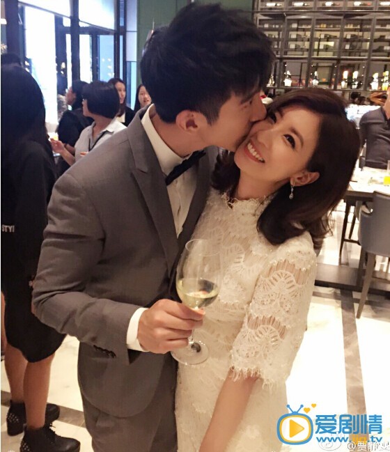 贾静雯和修杰楷为小女儿满月派对  贾静雯和修杰楷25日在台北万豪饭店，为女儿举办满月派对，宾客包括高圆圆小S。欧弟老婆怀孕挺大肚照曝光，小女儿起名咘咘”，宴会上，众星到场为小宝贝祝贺。而修杰楷也通过微博晒合影，并对大家表示感谢。照片中，一家四口看上去非常的幸福。