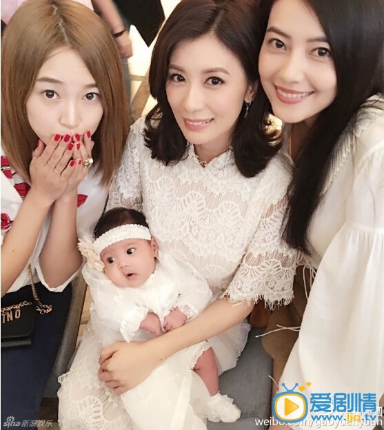 贾静雯和修杰楷为小女儿满月派对  贾静雯和修杰楷25日在台北万豪饭店，为女儿举办满月派对，宾客包括高圆圆小S。欧弟老婆怀孕挺大肚照曝光，小女儿起名咘咘”，宴会上，众星到场为小宝贝祝贺。而修杰楷也通过微博晒合影，并对大家表示感谢。照片中，一家四口看上去非常的幸福。