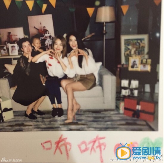 贾静雯和修杰楷为小女儿满月派对 贾静雯高清写真_贾静雯高清剧照
