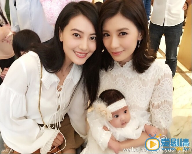 贾静雯和修杰楷为小女儿满月派对 高圆圆参加贾静雯女儿小咘咘满月派对 高圆圆和贾静雯、小咘咘合影照