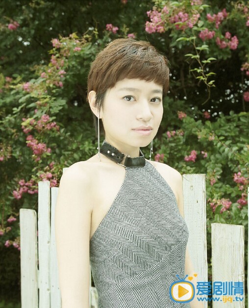 鲁伊莎时尚写真 近日日本著名摄影家野村诚为鲁伊莎拍摄一组时尚大片曝光，照片中鲁伊莎眼神清澈，透出美丽纯净！