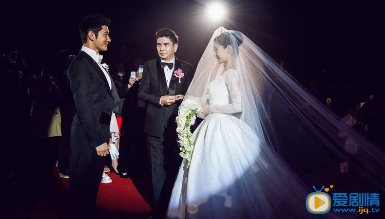 黄晓明婚纱照 黄晓明和Angelababy终于结束了爱情长跑，2015年10月8日，黄晓明和Angelababy在上海展览中心正式举办婚礼。上午8点，Angelababy工作室曝光了一组两人的婚纱照，照片中，两人以巴黎地标建筑为背景，浪漫亲吻