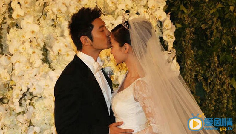 黄晓明婚纱照 黄晓明和Angelababy终于结束了爱情长跑，2015年10月8日，黄晓明和Angelababy在上海展览中心正式举办婚礼。上午8点，Angelababy工作室曝光了一组两人的婚纱照，照片中，两人以巴黎地标建筑为背景，浪漫亲吻