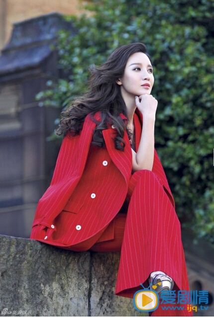 张萌红色西服写真 演员张萌曝光了一组远赴澳洲拍摄的写真，极致诠释出了异域典雅中国风，冲击力十足。写真中张萌身着修身红色西服，霸气干练中又不失性感妩媚。