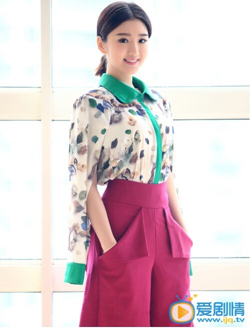 毛晓彤写真 毛晓彤近日曝光一组时尚写真，端庄大气尽显淑女气质。正在浙江卫视热播的《淑女之家》中毛晓彤饰演的曾凌戈正是一位豪门淑女。