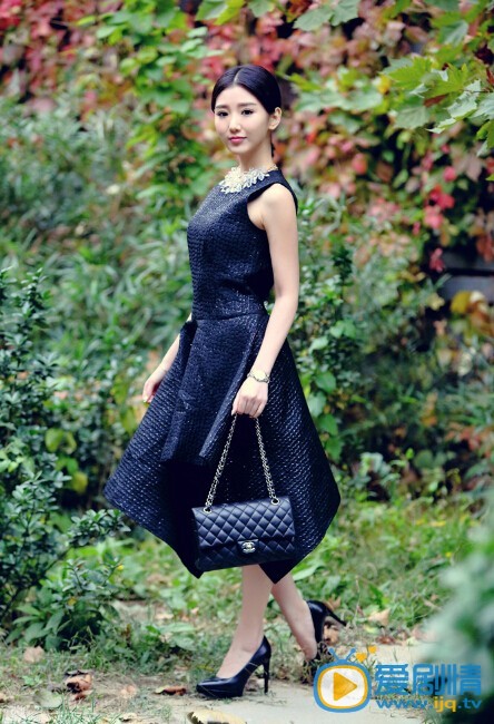 毛晓彤写真 毛晓彤近日曝光一组时尚写真，端庄大气尽显淑女气质。正在浙江卫视热播的《淑女之家》中毛晓彤饰演的曾凌戈正是一位豪门淑女。