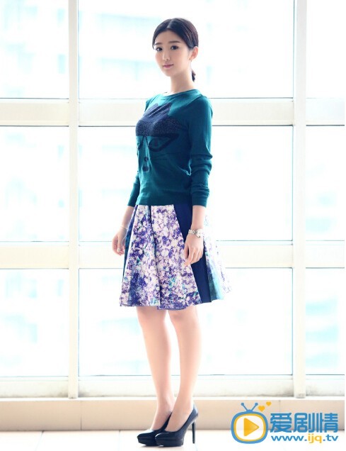 毛晓彤写真 毛晓彤近日曝光一组时尚写真，端庄大气尽显淑女气质。正在浙江卫视热播的《淑女之家》中毛晓彤饰演的曾凌戈正是一位豪门淑女。