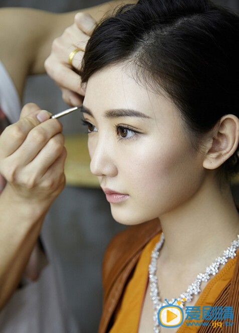 毛晓彤写真 日前，毛晓彤受邀国内某时尚杂志拍摄一组美容大片。片中，毛晓彤以性感而不失甜美的造型出场，尽显招牌式迷人微笑。