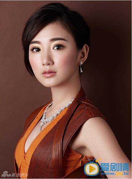 毛晓彤写真 日前，毛晓彤受邀国内某时尚杂志拍摄一组美容大片。片中，毛晓彤以性感而不失甜美的造型出场，尽显招牌式迷人微笑。