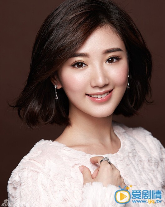 毛晓彤写真 日前，毛晓彤受邀国内某时尚杂志拍摄一组美容大片。片中，毛晓彤以性感而不失甜美的造型出场，尽显招牌式迷人微笑。