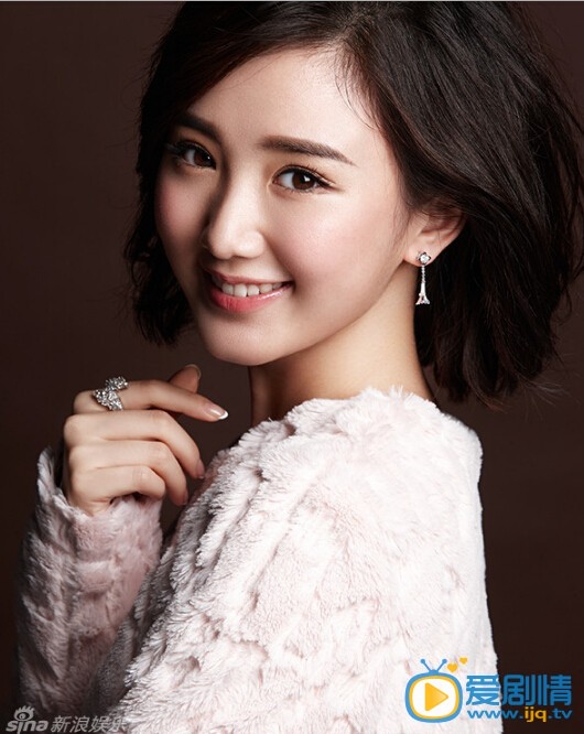 毛晓彤写真 日前，毛晓彤受邀国内某时尚杂志拍摄一组美容大片。片中，毛晓彤以性感而不失甜美的造型出场，尽显招牌式迷人微笑。