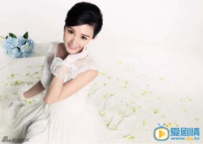 毛晓彤婚纱写真 毛晓彤近日受邀为某杂志拍摄了一组婚纱写真大片，唯美可爱，好似萝莉新娘。