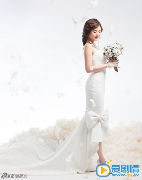 毛晓彤婚纱写真 毛晓彤近日受邀为某杂志拍摄了一组婚纱写真大片，唯美可爱，好似萝莉新娘。