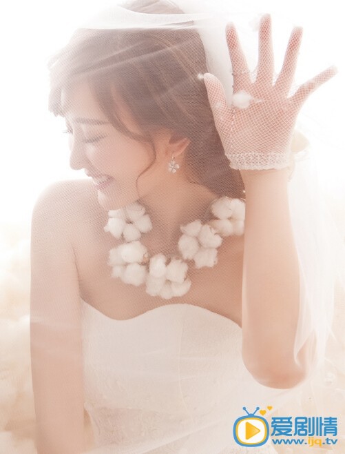 毛晓彤婚纱写真 毛晓彤近日受邀为某杂志拍摄了一组婚纱写真大片，唯美可爱，好似萝莉新娘。