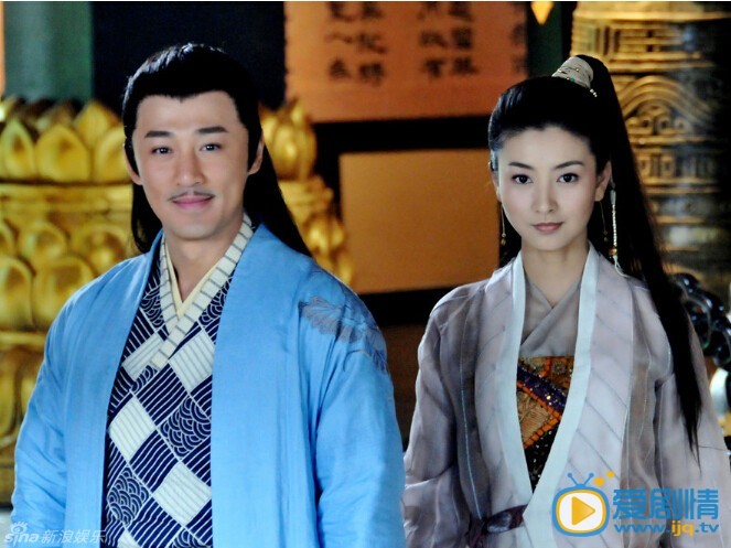 斓曦《陆小凤与花满楼》剧照 由林峯、斓曦等主演的《陆小凤与花满楼》热播。有观众指出斓曦饰演的上官丹凤镜头大多卡在肩膀处，斓曦回应：由于拍戏时脚踝骨折，很长一段时间在大车上拍戏。
