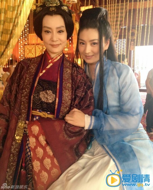 斓曦《陆小凤与花满楼》剧照 由林峯、斓曦等主演的《陆小凤与花满楼》热播。有观众指出斓曦饰演的上官丹凤镜头大多卡在肩膀处，斓曦回应：由于拍戏时脚踝骨折，很长一段时间在大车上拍戏。