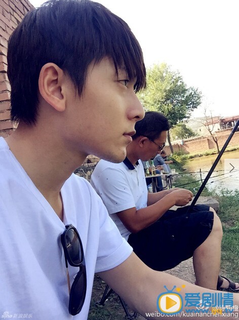 陈翔与家人合影照 陈翔在微博晒出自己与老家亲人团聚的照片，并称最近的事情需要和家人汇报汇报了，暗指与毛晓彤恋情。