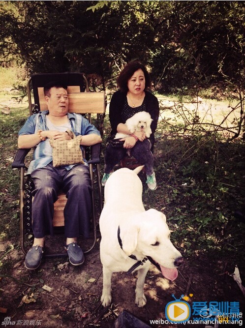 陈翔与家人合影照 陈翔在微博晒出自己与老家亲人团聚的照片，并称最近的事情需要和家人汇报汇报了，暗指与毛晓彤恋情。
