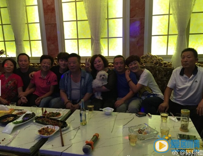 陈翔与家人合影照 陈翔在微博晒出自己与老家亲人团聚的照片，并称最近的事情需要和家人汇报汇报了，暗指与毛晓彤恋情。