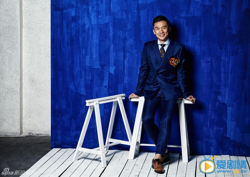 黄志忠时尚写真  近日，黄志忠为杂志拍摄了一组时尚写真。镜头下的黄志忠一改荧幕硬汉形象，大胆尝试鲜亮色彩的搭配，花样大叔的别样魅力让人感受到“硬汉”温暖的一面。