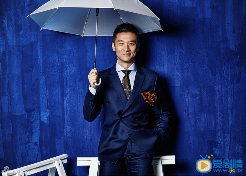 黄志忠时尚写真  近日，黄志忠为杂志拍摄了一组时尚写真。镜头下的黄志忠一改荧幕硬汉形象，大胆尝试鲜亮色彩的搭配，花样大叔的别样魅力让人感受到“硬汉”温暖的一面。