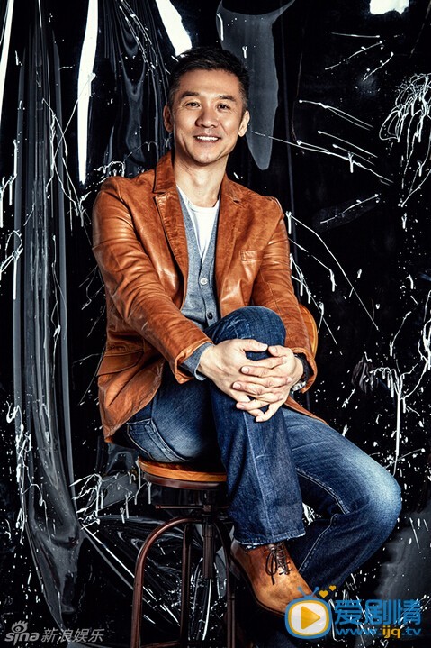 黄志忠时尚写真  近日，黄志忠为杂志拍摄了一组时尚写真。镜头下的黄志忠一改荧幕硬汉形象，大胆尝试鲜亮色彩的搭配，花样大叔的别样魅力让人感受到“硬汉”温暖的一面。