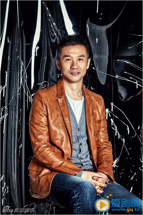 黄志忠时尚写真  近日，黄志忠为杂志拍摄了一组时尚写真。镜头下的黄志忠一改荧幕硬汉形象，大胆尝试鲜亮色彩的搭配，花样大叔的别样魅力让人感受到“硬汉”温暖的一面。
