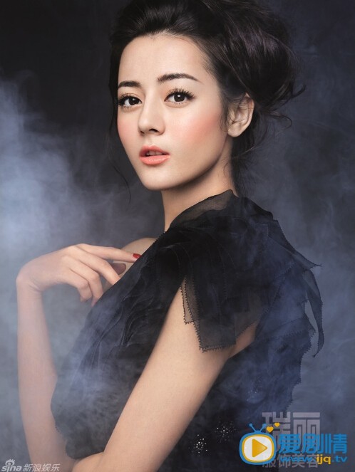 迪丽热巴杂志写真 近日，新生代人气演员迪丽热巴为《瑞丽》杂志拍摄的一组写真大片曝光，烟雾缭绕如梦似幻，小秀香肩美背的热巴，有如穿越次元、踏雾而来的精灵公主，惊艳动人。