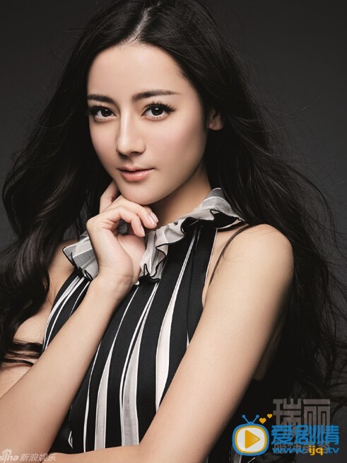 迪丽热巴杂志写真 近日，新生代人气演员迪丽热巴为《瑞丽》杂志拍摄的一组写真大片曝光，烟雾缭绕如梦似幻，小秀香肩美背的热巴，有如穿越次元、踏雾而来的精灵公主，惊艳动人。