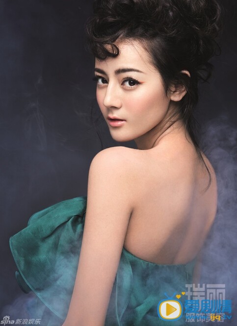 迪丽热巴杂志写真 近日，新生代人气演员迪丽热巴为《瑞丽》杂志拍摄的一组写真大片曝光，烟雾缭绕如梦似幻，小秀香肩美背的热巴，有如穿越次元、踏雾而来的精灵公主，惊艳动人。