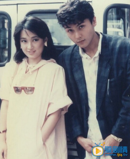 戴流苏耳环的少女剧情介绍