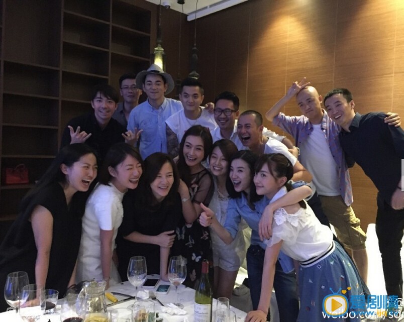 文章生日求婚照 文章出轨后为马伊琍庆生补求婚，6月29日是马伊琍生日，文章在上海包场为其庆生，现场补求婚和补送婚戒，并深情告白：“小文以前不靠谱，今天以后想靠谱了。有你，便是一切。老婆，求求你嫁给我。”