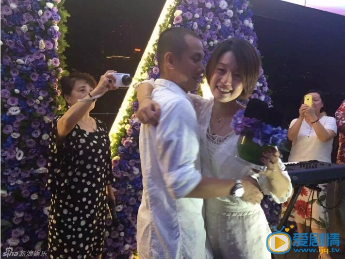 文章生日求婚照 文章出轨后为马伊琍庆生补求婚，6月29日是马伊琍生日，文章在上海包场为其庆生，现场补求婚和补送婚戒，并深情告白：“小文以前不靠谱，今天以后想靠谱了。有你，便是一切。老婆，求求你嫁给我。”