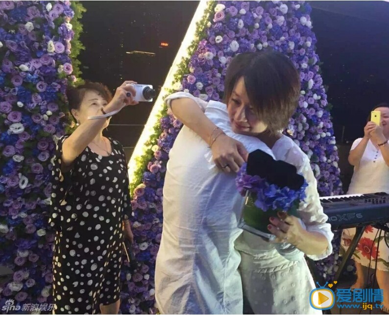 文章生日求婚照 文章出轨后为马伊琍庆生补求婚，6月29日是马伊琍生日，文章在上海包场为其庆生，现场补求婚和补送婚戒，并深情告白：“小文以前不靠谱，今天以后想靠谱了。有你，便是一切。老婆，求求你嫁给我。”