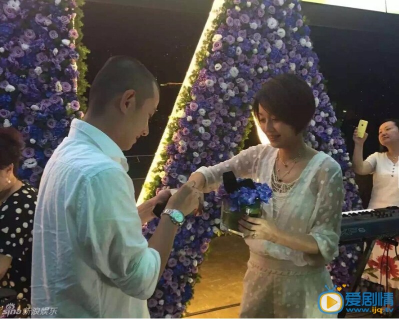 文章生日求婚照 文章出轨后为马伊琍庆生补求婚，6月29日是马伊琍生日，文章在上海包场为其庆生，现场补求婚和补送婚戒，并深情告白：“小文以前不靠谱，今天以后想靠谱了。有你，便是一切。老婆，求求你嫁给我。”