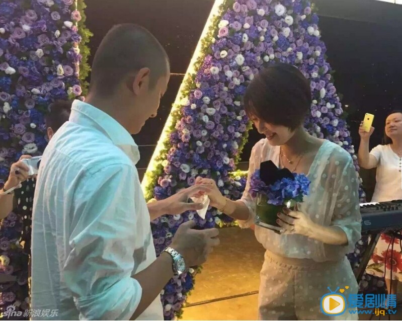 文章生日求婚照 文章出轨后为马伊琍庆生补求婚，6月29日是马伊琍生日，文章在上海包场为其庆生，现场补求婚和补送婚戒，并深情告白：“小文以前不靠谱，今天以后想靠谱了。有你，便是一切。老婆，求求你嫁给我。”